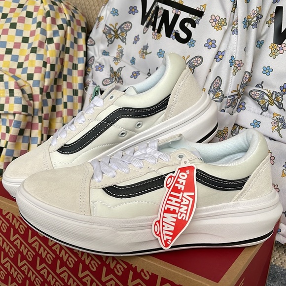 Vans WMNS Old Skool Over
White
VN0A7Q5EWHT
Platforms Sneakers - Picture 7 of 16